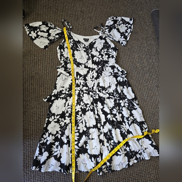 City Chic Black and White Floral Midi Dress - Picture 7 of 7